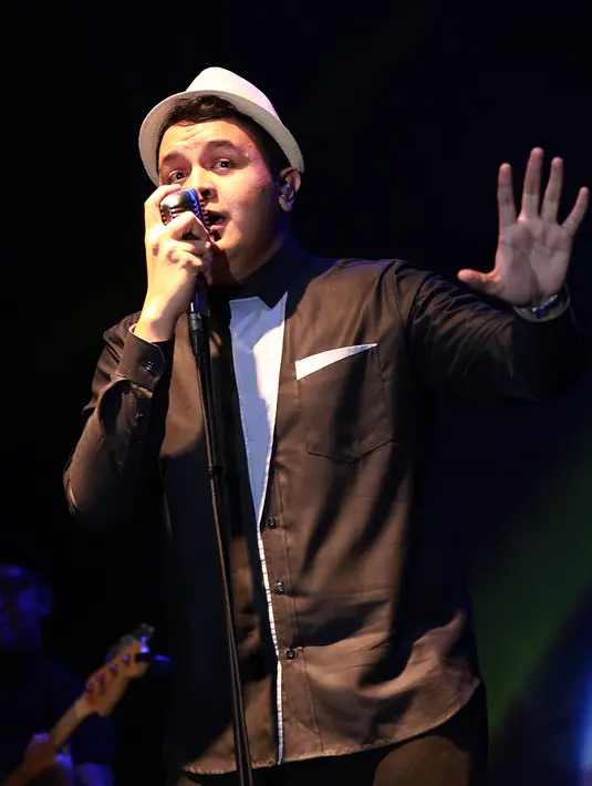 Di usianya yang masih terbilang muda, Tulus sudah menggelar konser tunggal beberapa kali. Kali ini, Tulus diduetkan dengan pelantun 'Serba Salah', Raisa Andriana. (Wimbarsana/Bintang.com)