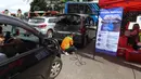 Setiap kendaraan harus lulus ambang batas karbon monoksida dan hidrokarbon, serta didokumentasikan dalam sistem informasi. Tampak dalam foto, petugas Suku Dinas Lingkungan Hidup melakukan pengukuran gas buang kendaraan saat operasi uji emisi di Pintu Keluar Terminal Blok M, Jakarta, Kamis (9/4/2026). (Kapanlagi.com/Budy Santoso)