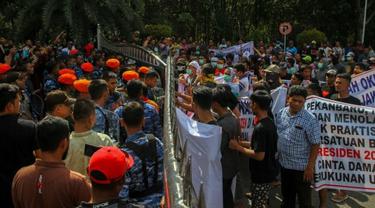 Paskhas TNI dan polisi menghadang kelompok penolak Neno Warisman di Bandara SSK II Pekanbaru.