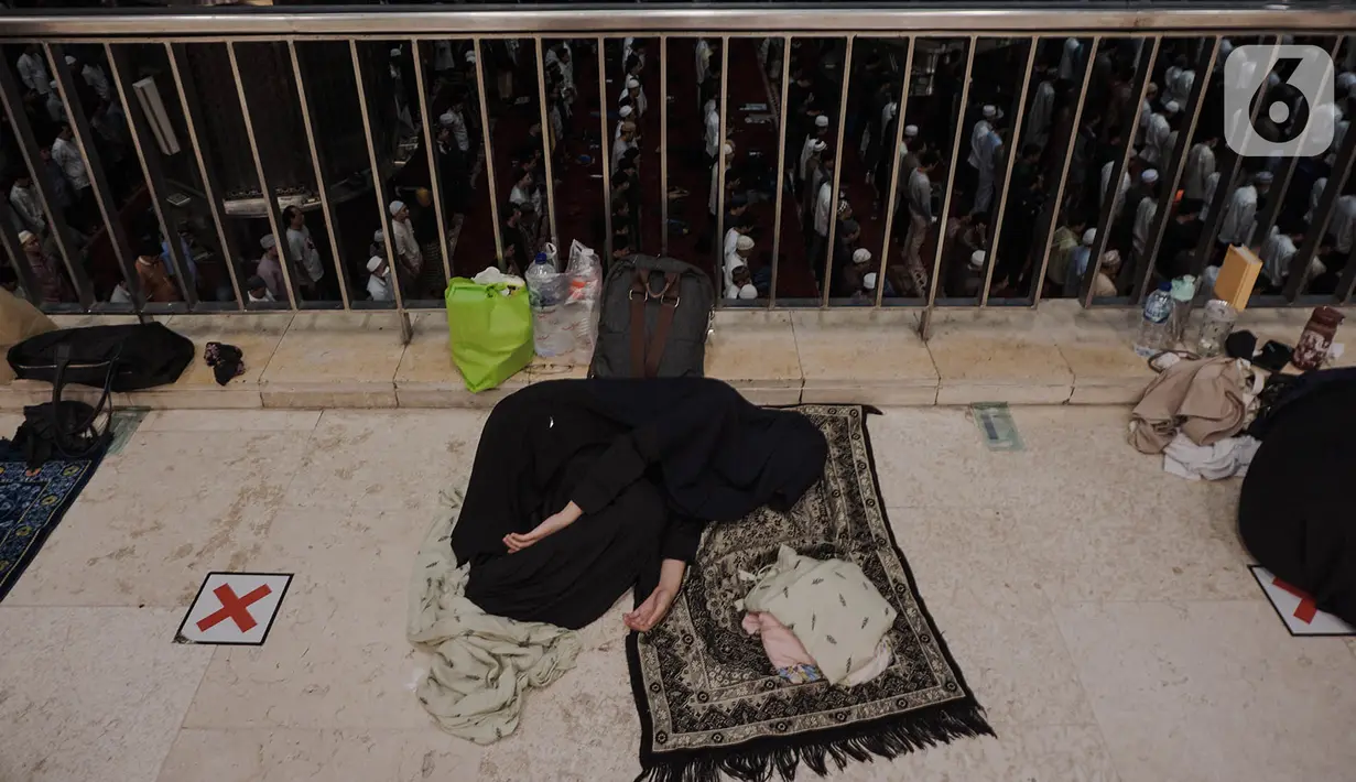 Sementara, Masjid Istiqlal membuka pintu selama 24 jam bagi para jemaah yang ingin beriktikaf sepanjang 10 malam terakhir Ramadhan. (merdeka.com/Nanda F. Ibrahim)