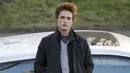 Robert Pattinson terlahir dengan aksen British. Penampilannya di Twilight dengan aksen Amerika memang bisa dibilang hampir sempurna. Namun terkadang ia sendiri terdengar aneh dan tak nyaman. (ew.com)
