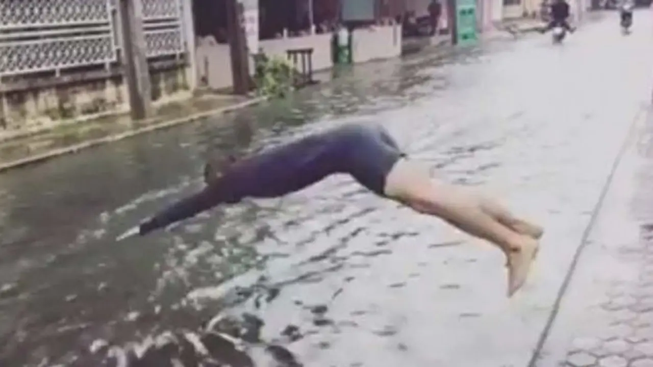 Aksi pria Thailand berenang di air dangkal. (Facebook/Ui Ratchasit Ketkeaw)