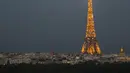 Fenomena alam Supermoon tampak di atas menara Eiffel yang terlihat dari Suresnes, Perancis, Minggu (27/9). Gerhana Bulan Supermoon (Bulan merah darah) kembali menampakkan keindahannya setelah 18 tahun tidak terjadi. (REUTERS/Charles Platiau)