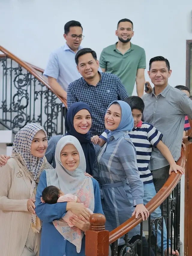 6 Momen Geng Mewah Jenguk Anak Ketiga Alyssa dan Dude Harlino, Sekalian Reuni