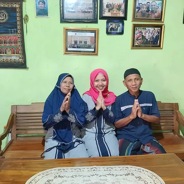 Kini Makin Sukses, Ini 6 Potret Terbaru Raeni Anak Tukang Becak yang Viral