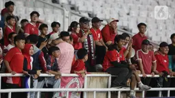 Di balik kemenangan gemilang itu, ada pemandangan yang bikin miris: stadion sepi, banyak kursi kosong. (Liputan6.com/Helmi Fithriansyah)