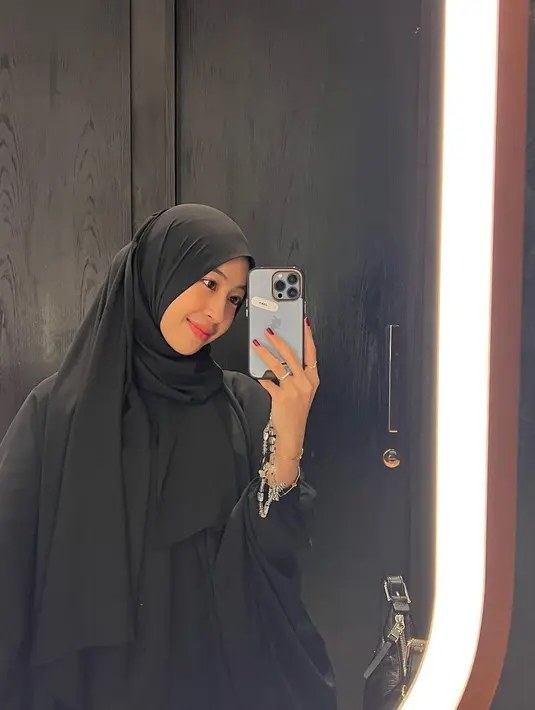 Adiba Khanza sempat mengunggah beberapa potret dirinya dalam balutan busana serba hitam. [Foto: Instagram/adiba.knza]