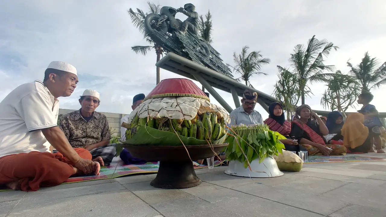 Jelang MotoGP, Warga Pujut Lombok Gelar Ritual Bejambek di Bawah Patung Jokowi