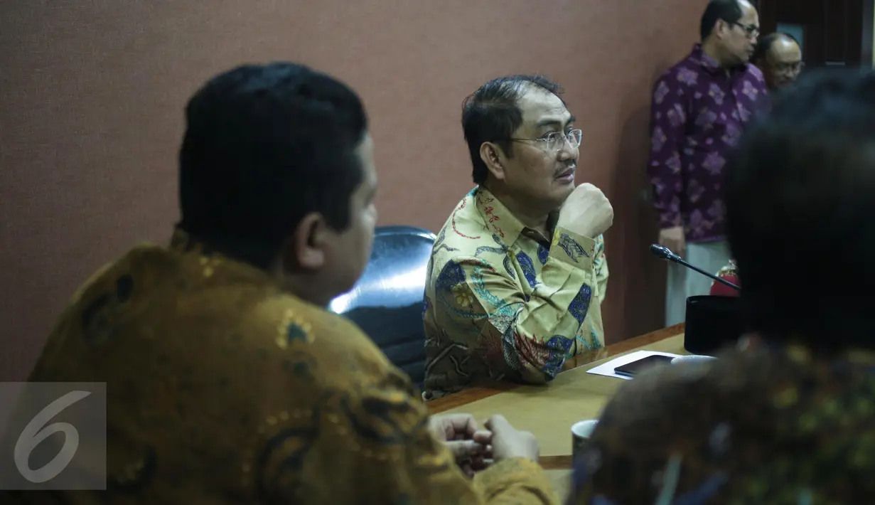 Ketua DKPP Jimly Asshidiqqie berbincang bersama saat pertemuan Tripartit di Ruang Rapat DKPP RI, Gedung Bawaslu lantai 5, Jakarta, Kamis (23/2). Pertemuan tersebut terkait dengan Pilkada serentak 2017. (Liputan6.com/Faizal Fanani)