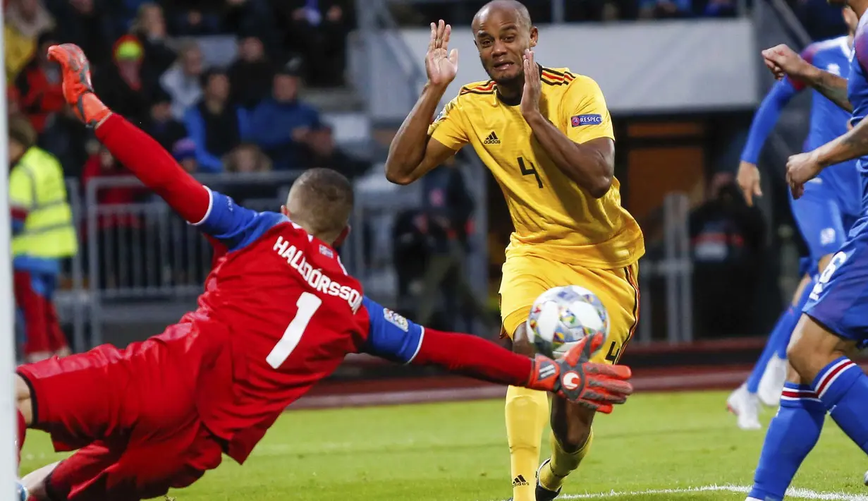 Kiper Islandia, Hannes Halldórsson, berusaha menghadang bola saat melawan Belgia pada laga UEFA Nations League di Stadion Laugardalsvollur, Selasa (11/9/2018). Belgia menang 3-0 atas Islandia. (AP/Brynjar Gunnarsson)