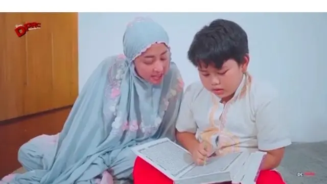 Jarang Tersorot, Ini 7 Momen Kebersamaan Dewi Perssik dan Anak Angkatnya