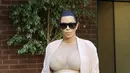 Tidak lama lagi hingga anak keduanya lahir, Kim Kardashian memamerkan tubuh hamilnya dengan busana ketat di tubuhnya di Beverly Hills pada hari Minggu (27/9/2015). (via dailymail.co.uk)