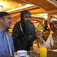 "Ikhlas lillahi Taala. Rasa sakit ini tiba-tiba hilang, ini keajaiban biasanya nyeri tapi sekarang nggak ada. Itu saya rasain sekarang, kita lihat nanti saja, di sana," ujar Jupe sebelum berangkat di Tangerang, Senin (2/1/2017). (Instagram/juliaperrezz)