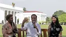 Presiden Joko Widodo saat melakukan audensi dengan para konten kreator XYZ 2018 di Istana Bogor, Minggu (22/4). Dalam kesempatan tersebut Jokowi mengungkapkan keinginannya memiliki follower yang banyak di YouTube. (Liputan6.com/Angga Yuniar)