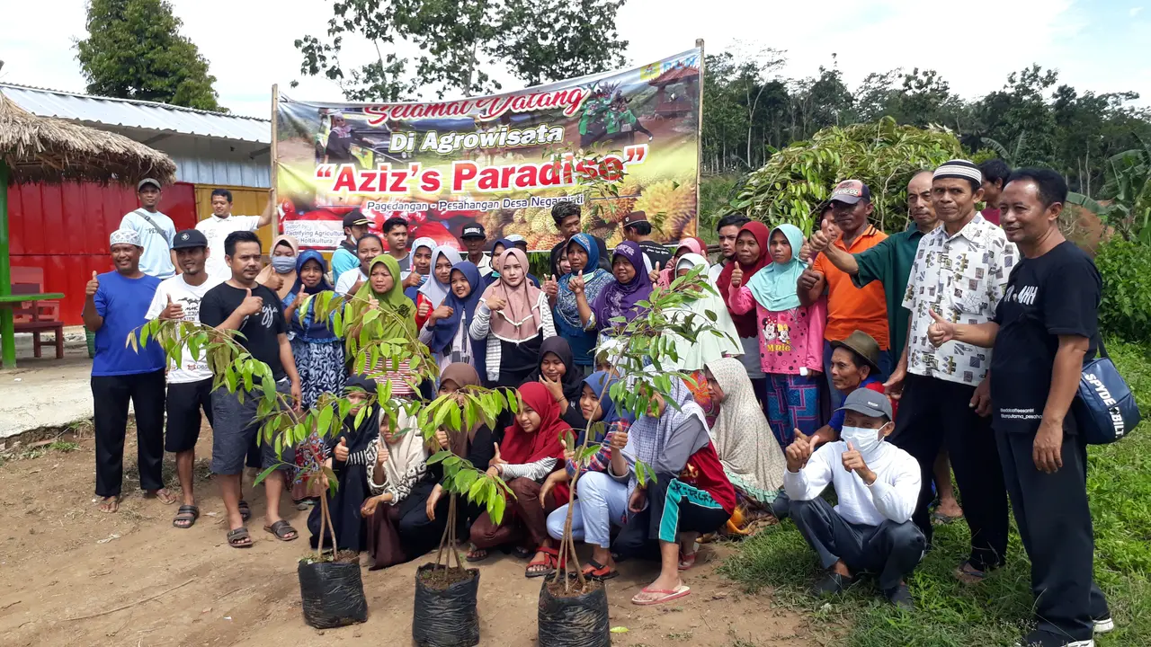 Pemabagian bibit durian gratis di Aziz's Paradise, Cilacap, Jawa Tengah. (Foto: Liputan6.com/Muhamad Ridlo)