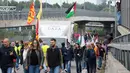 Dua hari setelah pasukan Israel mencegat armada bantuan yang menuju Gaza di Laut Mediterania, gelombang aksi protes terus merebak di berbagai negara, termasuk Italia. (AP Photo/Luca Bruno)