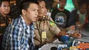 Citizen6, Bandung: Ariel Peterpan merilis lagu singlenya dihadapan puluhan wartawan di Rutan Kebon Waru, Kota Bandung, Senin (18/4). Single lagu tersebut bertajuk Dara. (Pengirim: Aries Rachmandy)