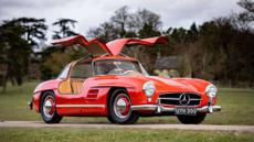 Mercedes-Benz 300 SL keluaran 1950an merupakan mobil yang basisnya dibuat dari mobil balap Mercedes Benz W194. Pintu yang sangat khas dan legendaris ini disebut oleh Mercedes-Benz sebagai Gullwing Door. Berkat pintunya, mobil ini mendapat julukan Mercedes-Benz Gullwing. (Source: emercedesbenz.com)
