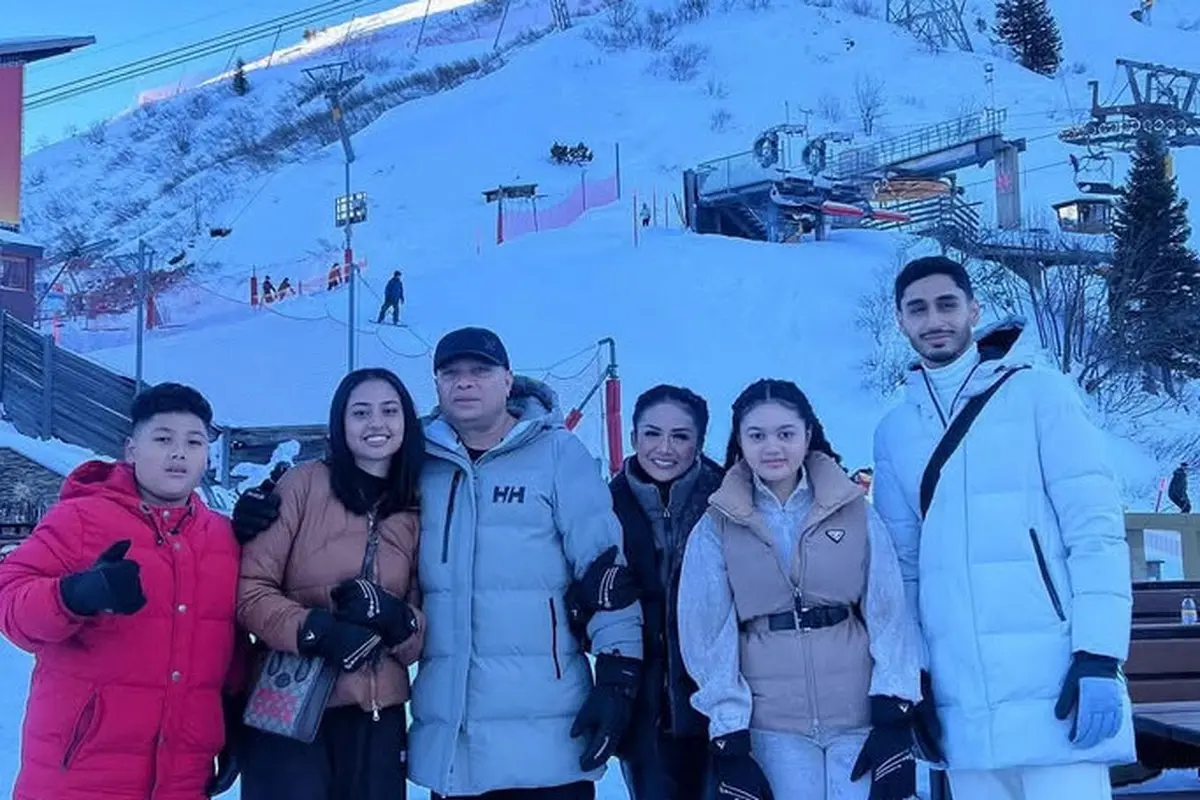 Liburan Akhir Tahun Keluarga Krisdayanti di Swiss
