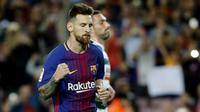 Striker Barcelona Lionel Messi merayakan gol ke gawang Eibar pada laga La Liga di Stadion Camp Nou, Barcelona, Selasa (19/9/2017). (AFP/Pau Barrena)