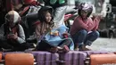 Pengendara sepeda motor menggunakan jasa rakit saat banjir melanda Cempaka Putih, Jakarta, Minggu (23/2/2020). Pengendara memanfaatkan jasa angkutan rakit yang ditawarkan warga agar dapat melewati banjir. (merdeka.com/Iqbal S. Nugroho)