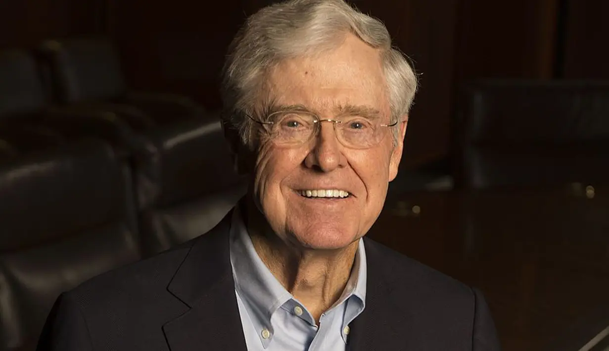 Di tempat ke delapan ada Chairman dan CEO dari Koch Industries, Charles de Ganahl Koch. Melalui perusahaan tersebut, Charles Koch berhasil mengumpulkan aset kekayaan sebesar 43,8 miliar dolar atau 565,5 triliun rupiah. (wikipedia.org)