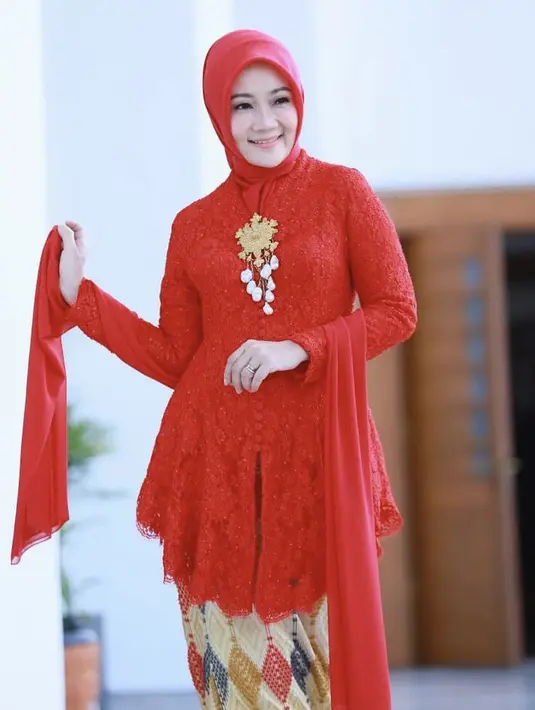 Istri Gubernur Jawa Barat, Ibu Atalia tampil segar mengenakan kebaya merah dengan kain sarungdari tenun Garut yang kerap dikenal dengan Tenun Bulu. Dok. @svarna_byikatindonesia.