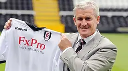 Manajer baru Fulham Mark Hughes berpose dengan kostum The Cottagers dalam acara sesi foto di Craven Cottage, London, 3 Agustus 2010. AFP PHOTO / BEN STANSALL 