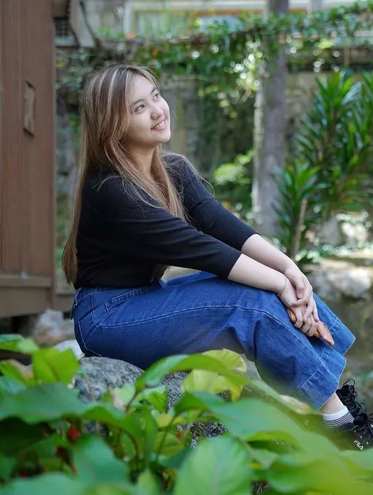 Bahkan ketika Lebby hanya memakai kaos hitam dan celana jeans, OOTD casual keponakan Dewi Persik ini bisa jadi inspirasi remaja masa kini. (Liputan6.com/IG/@lebbywilayati)