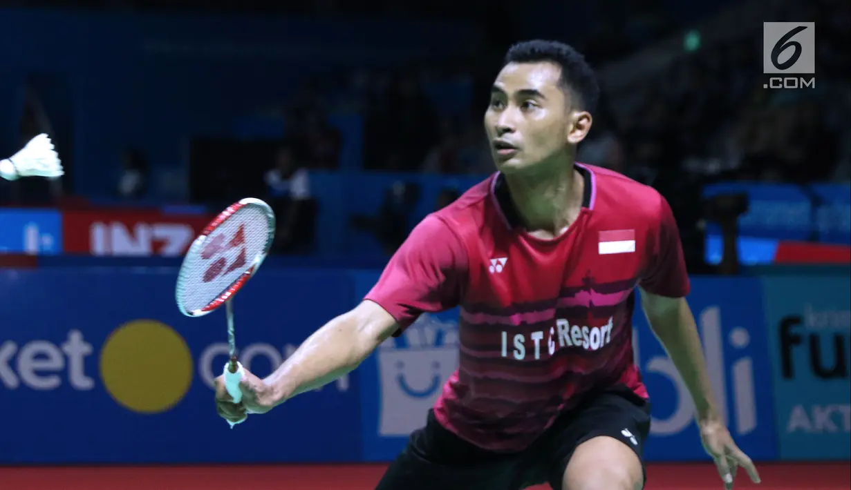 Tunggal putra Indonesia, Tommy Sugiarto mengembalikan kok ke pebulu tangkis China Taipei, Chou Tien Chen pada 16 besar Indonesia Open 2018 di Istora GBK, Jakarta, Kamis (5/7). Tommy unggul 21-13, 14-21, 21-18. (Liputan6.com/Helmi Fithriansyah)