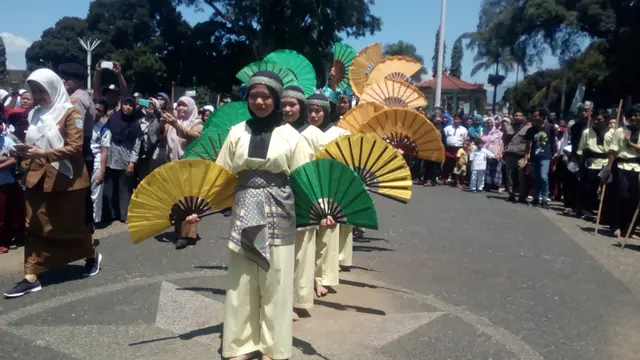 Penyambutan dua tim pencak silat peraih emas Asian Games di Garut cukup meriah