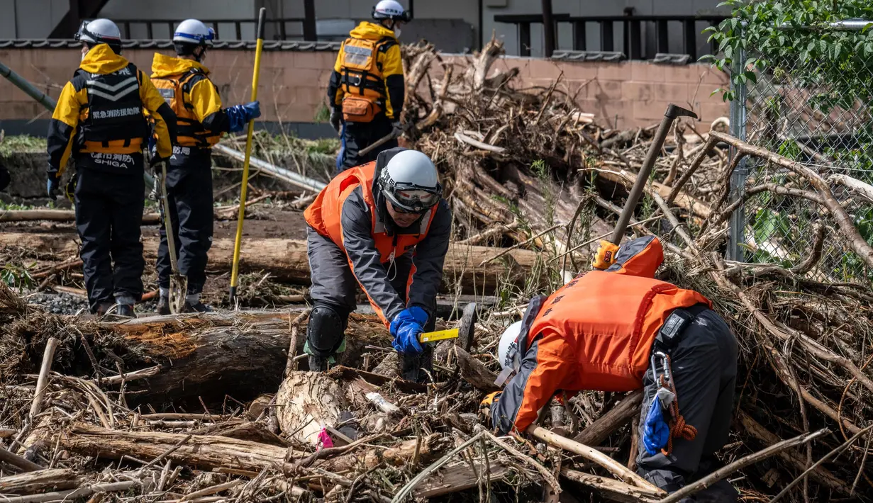 Media setempat melaporkan, hujan deras memicu banjir dan tanah longsor di wilayah Jepang menewaskan sedikitnya enam orang. (Yuichi YAMAZAKI/AFP)