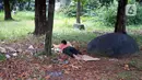 Seorang pria beristirahat di Taman Martha Tiahahu yang terbengkalai di kawasan Blok M, Jakarta Selatan, Selasa (17/11/2020). Taman yang berdiri sejak 1948 tersebut kini kondisinya terbengkalai, dengan sampah dan rumput liar yang tumbuh hampir di seluruh sudut taman. (Liputan6.com/Immanuel Antonius)