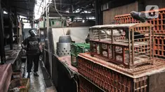 Petugas menyemprotkan cairan disinfektan saat sterilisasi rutin Pasar Sumur Batu, Kemayoran, Jakarta, Rabu (8/7/2020). Pengelola Pasar Sumur Batu rutin melakukan penyemprotan disinfektan setiap Senin, Rabu, dan Jumat guna mencegah penyebaran virus corona COVID-19. (merdeka.com/Iqbal S. Nugroho)