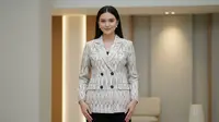 8 Model Baju Lurik Blazer yang Elegan di 2025, Cocok Dipakai Anak Muda