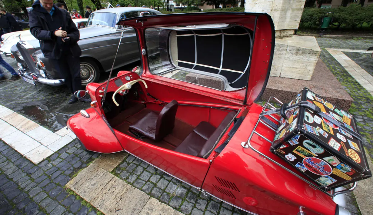 Tampilan dalam Messerschmitt KR200 yang dipamerkan pada pameran mobil antik ke-3 di Bucharest, Rumania (12/4/2014), masih terlihat orisinil. (REUTERS/Radu Sigheti)