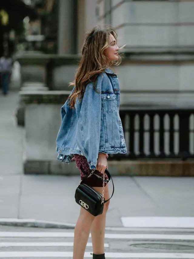 6 Outfit Padu Padan Jaket Jeans ala Luna Maya