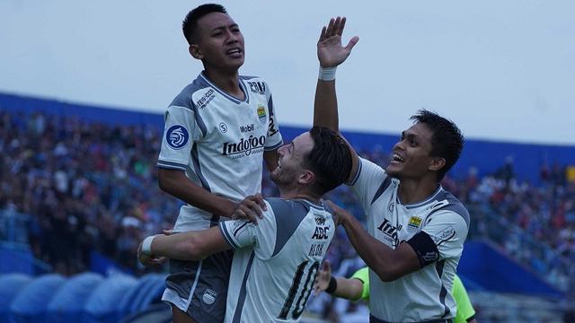 Persib Bandung kalahkan Arema FC 2-1.