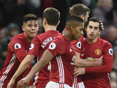 Para pemain Manchester United merayakan gol Henrikh Mkhitaryan (kanan) saat melawan Tottenham Hotspur pada lanjutan Premier League di Old Trafford, Manchester, (11/12/2016). (AFP/Oli Scarff)