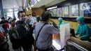 Calon penumpang mengantre di loket pembelian tiket di Stasiun Senen, Jakarta, Senin (9/3/2020). Tiket kereta api reguler masa angkutan Lebaran mulai diburu calon penumpang. (Liputan6.com/Faizal Fanani)