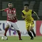 Gelandang Bali United, Brwa Nouri, berusaha melewati gelandang Bhayangkara FC, Reksa Maulana, pada laga Piala Presiden 2019 di Stadion Patriot, Bekasi, Kamis (14/3). Bhayangkara menang 4-1 atas Bali. (Bola.com/Yoppy Renato)