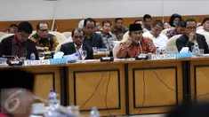 Ketua KPU Juri Ardiantoro (kedua kiri) dan Ketua DKPP Jimly Asshiddiqie (kanan) melakukan Rapat dengan Pansus RUU Pemilu di Komplek Parlemen, Senayan, Jakarta, Rabu (7/12) Rapat mengenai Rancangan UU Pemilu. (Liputan6.com/Johan Tallo)