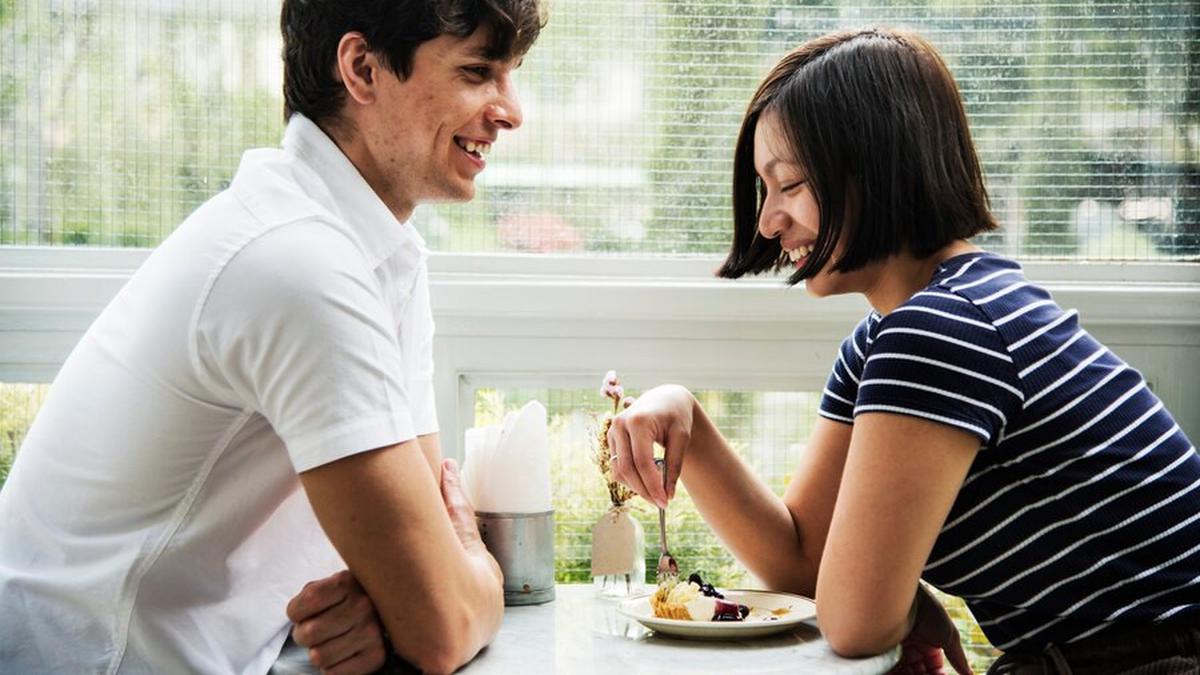 Dibelikan Hadiah dan Dipuja Berlebihan di Awal Hubungan, Waspada Love Bombing