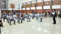 Ketua Gugus Tugas Percepatan Penanggulangan COVID-19 Jawa Barat Ridwan Kamil Ridwan Kamil meninjau swab test bagi 90 pelajar asal Papua di aula Dinas Pendidikan Jabar. (sumber foto : Humas Pemprov Jabar)