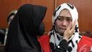 Assyifa Ramadhani ditemani seorang wanita saat menjalani sidang lanjutan yang beragendakan pembacaan pledoi/nota pembelaan di Pengadilan Negeri Jakarta Pusat, Selasa (11/11/2014) (Liputan6.com/Panji Diksana)