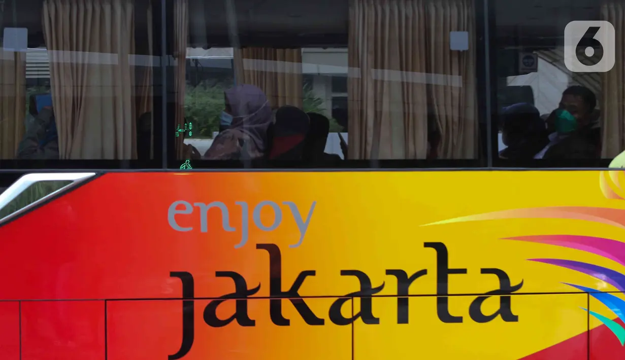 Penumpang berada di dalam bus yang melintasi kawasan Jalan Mh Thamrin, Jakarta, Rabu (25/5/2022). Kawasan Jabodetabek memberlakukan PPKM Level 1 mulai 24 Mei selama dua pekan mendatang. Selama kebijakan berlaku, karyawan di perusahaan sektor non esensial diperbolehkan bekerja dari kantor atau work from office (WFO) dengan kapasitas 100 persen. (Liputan6.com/Herman Zakharia)