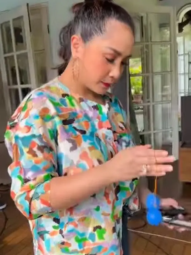 Nagita Slavina main lato-lato. (Foto: Instagram/raffinagita1717)