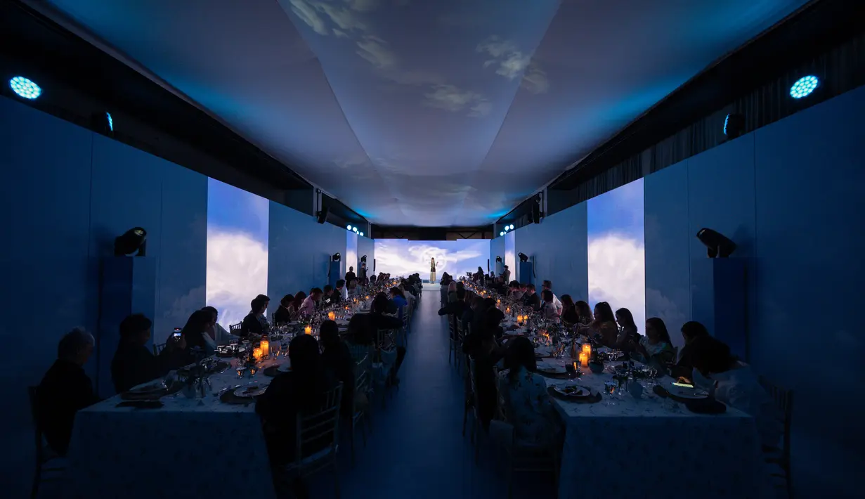 Di acara tersebut, dua meja panjang ditata dengan piring dan peralatan gelas Lettuce Ware dan Jolie Fleur putih, serta linen bermotif bunga khusus. Bunga-bunga diletakkan di vas kuncup dari Mud Rock. Foto: Document/Tory Burch.