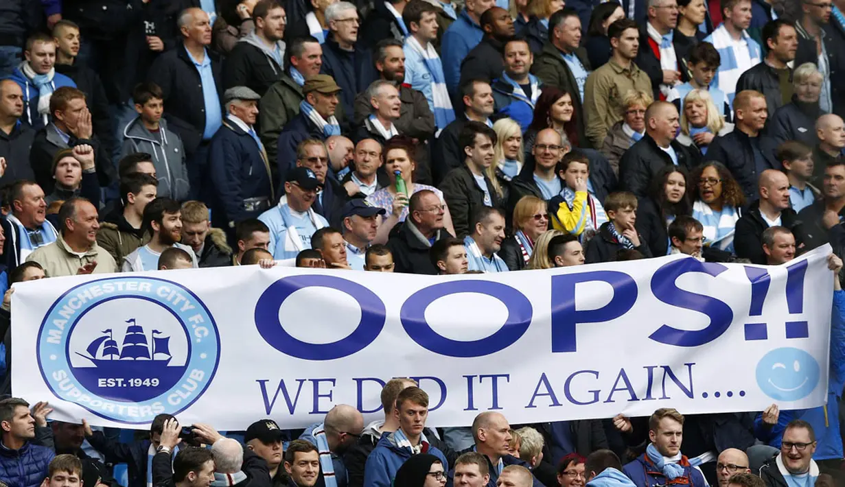 Fans Manchester City membentangkan spanduk saat merayakan gelar juara Liga Primer 2013/2014 di Stadion Etihad, Manchester (11/5/2014). (REUTERS/Darren Staples) 