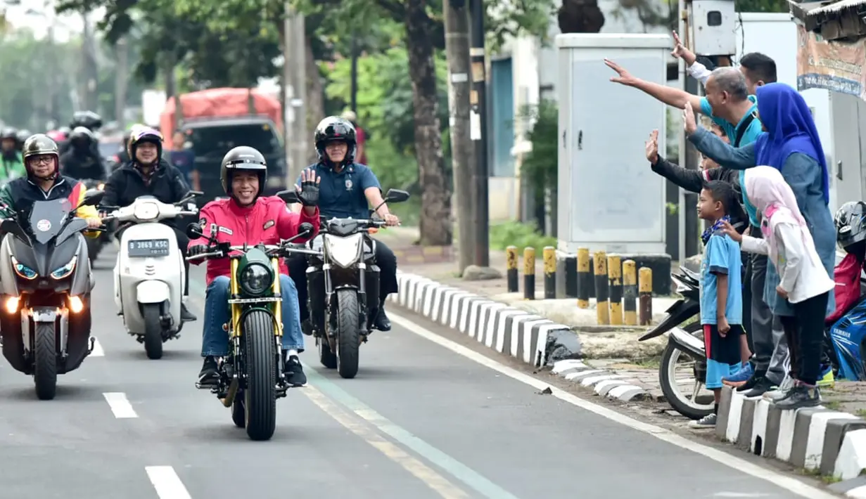 Warga menyapa Presiden Joko Widodo yang mengendarai motor menuju Pasar Anyar, Tangerang, Banten, Minggu (4/11/2018). Jokowi blusukan ke pasar untuk mengecek harga kebutuhan pokok dan mencocokkan dengan angka inflasi. (Liputan6.com/HO/Biro Pers Setpres)